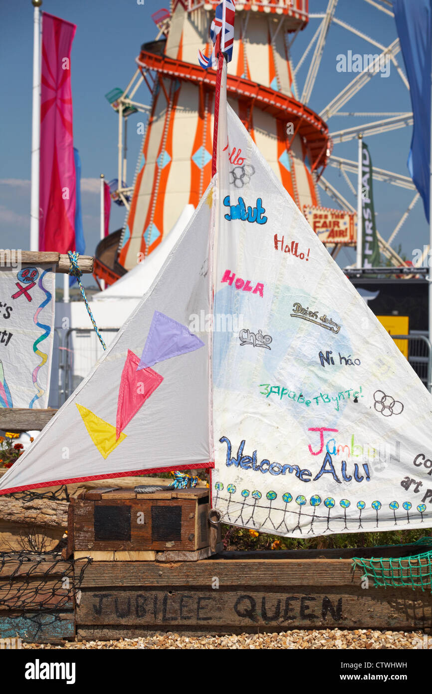 Illustrazione sul display a Weymouth nel luglio pronto per il Weymouth Bayside Festival Foto Stock