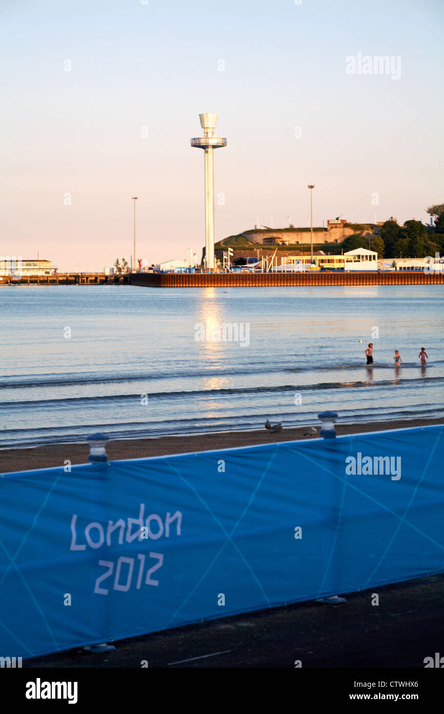 Sea Life Tower, Jurassic Skyline Tower, incandescente nella luce della sera con Londra 2012 schermi di Weymouth beach in luglio Foto Stock