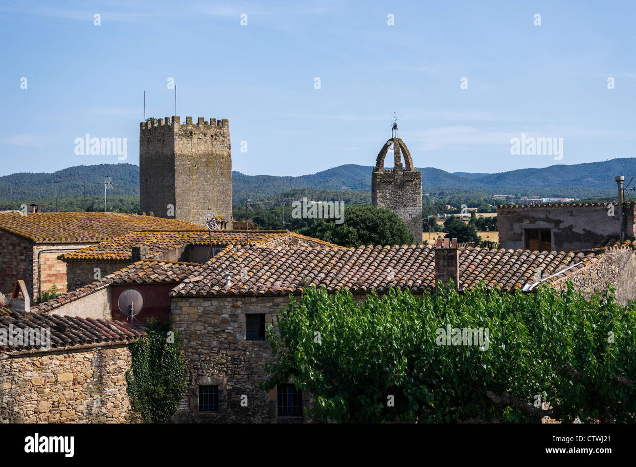 Peratallada, una piccola cittadina medievale in Catalogna, Spagna, dichiarata storico-artistico monumento per la sua architettura medievale. Foto Stock