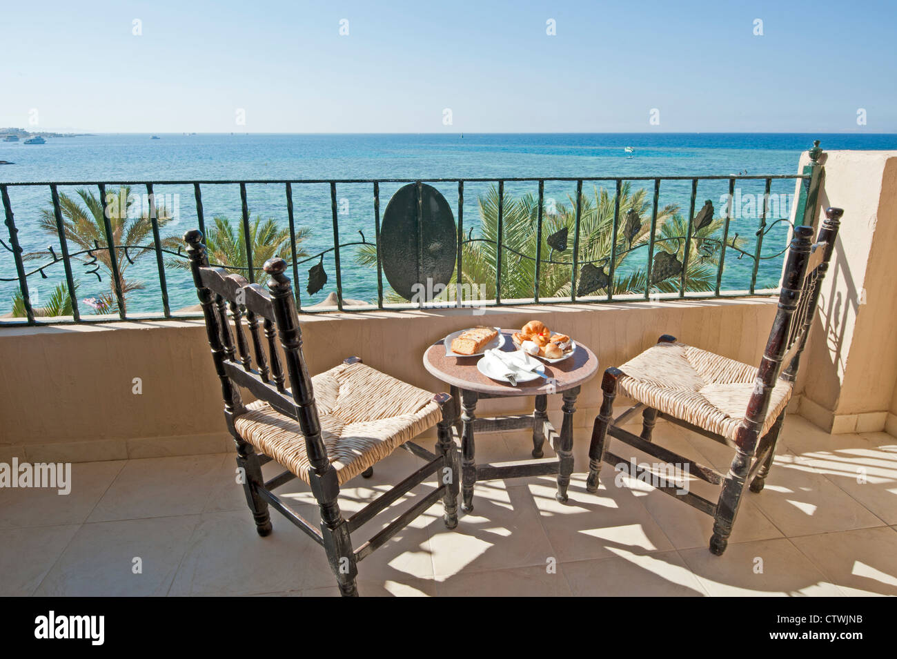 Mare tropicale vista da un hotel di lusso con balcone Foto Stock