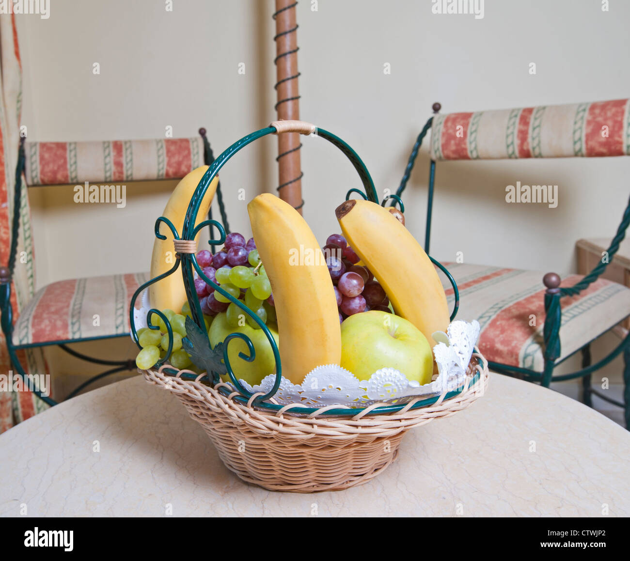 Primo piano dettaglio di un cesto di frutta su un tavolo Foto Stock