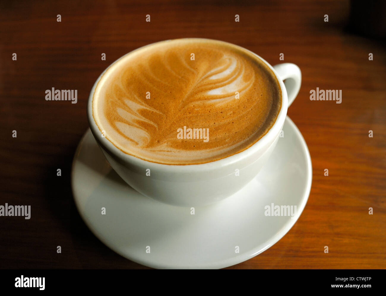 Una tazza di caffè , noto in Nuova Zelanda come ' piatto bianco ' COMPLETARE CON DESIGN IN SCHIUMA Tazza da caffè Foto Stock