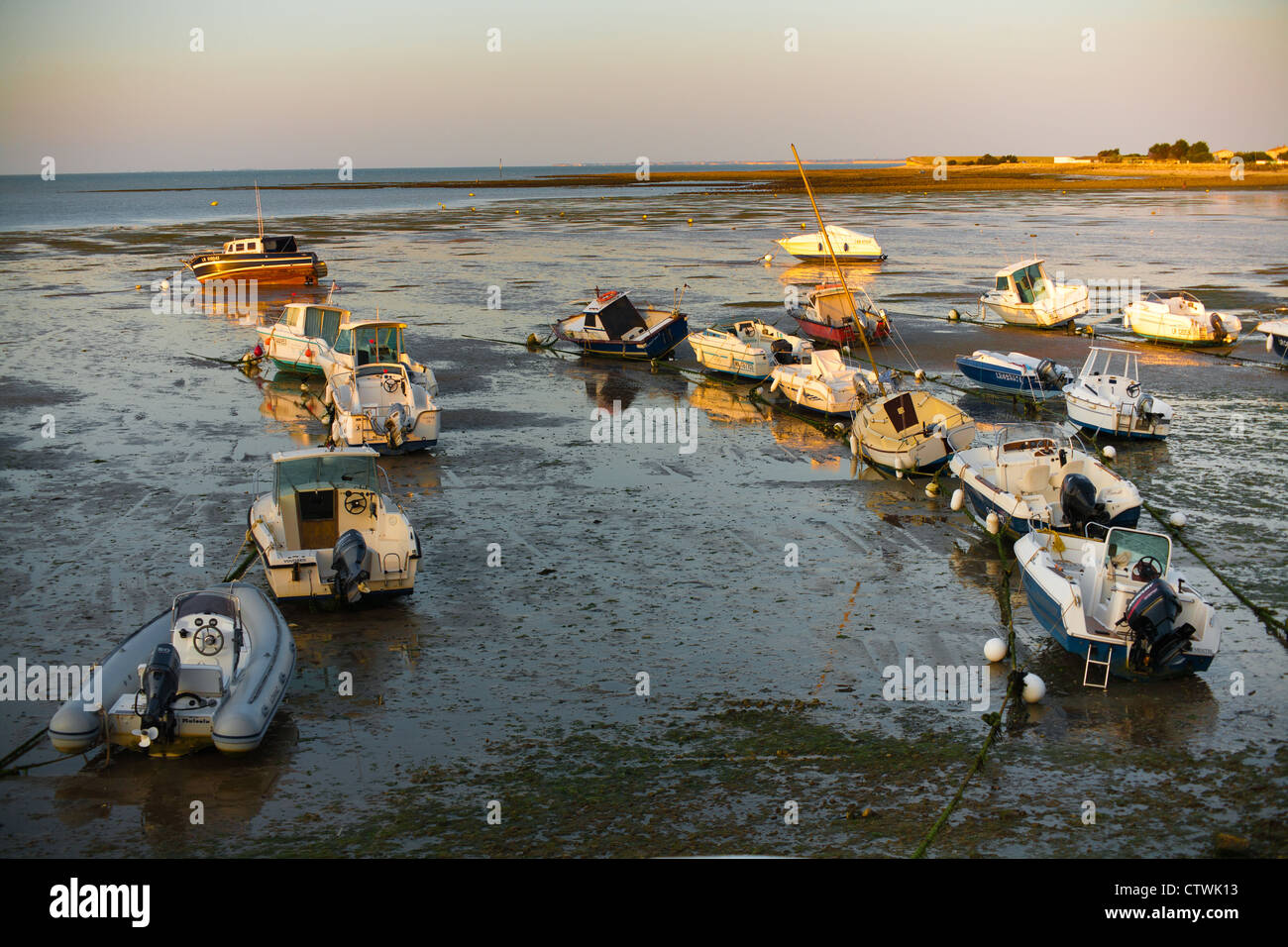 Vista delle barche a bassa marea Ile de Re Francia Foto Stock