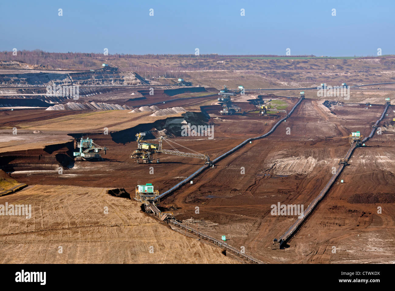 Marrone / carbone lignite estratta da enormi benna-escavatori gommati in miniera a cielo aperto, Sassonia-Anhalt, Germania Foto Stock