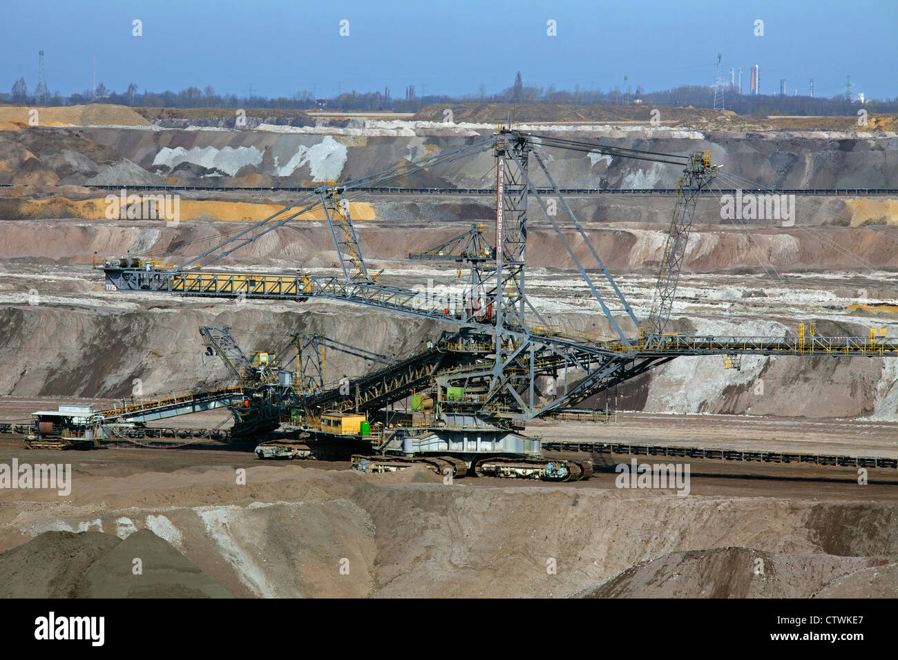 Marrone / carbone lignite estratta da grandi escavatori al miniera a cielo aperto, Sassonia-Anhalt, Germania Foto Stock