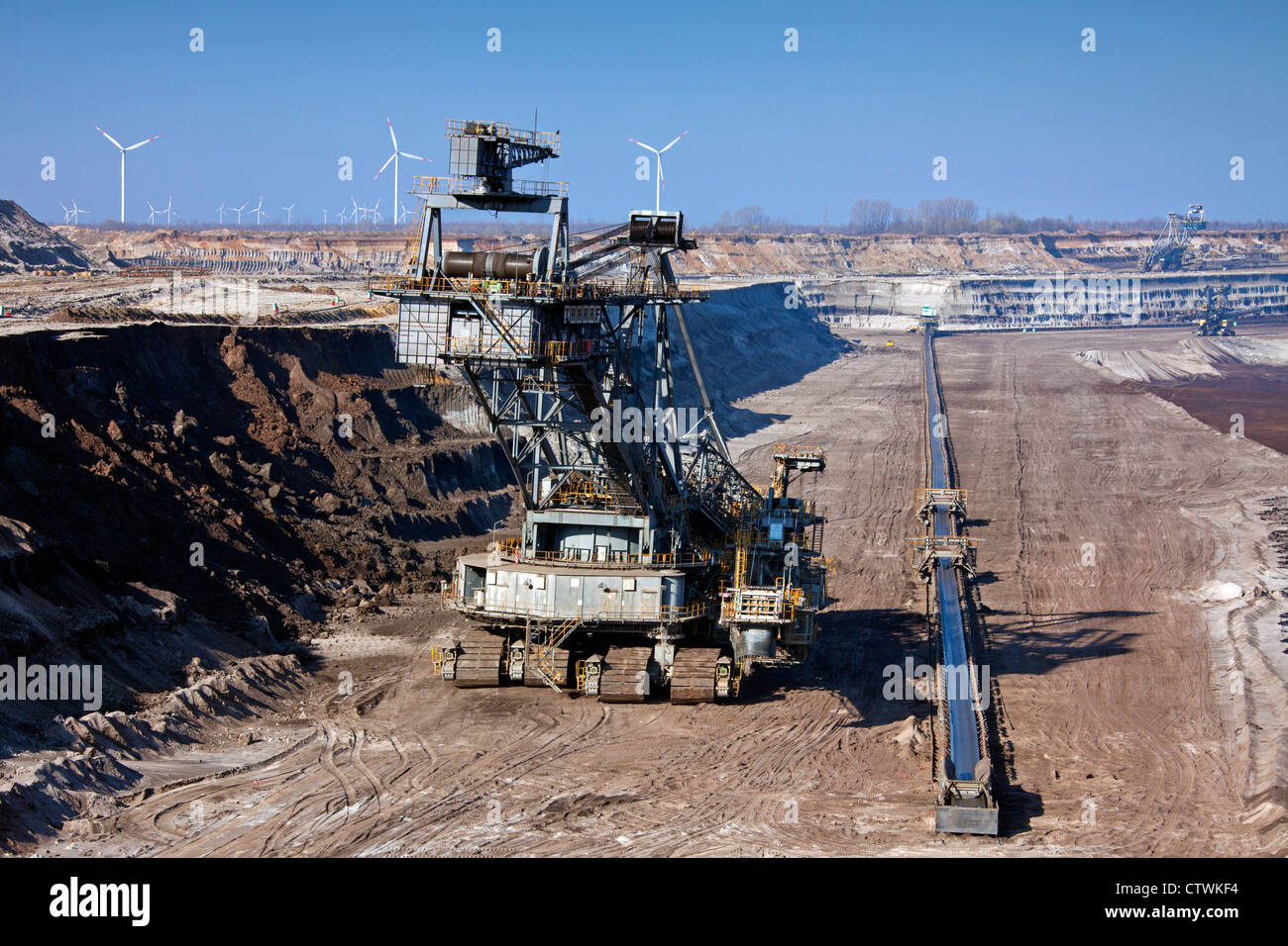 Marrone / carbone lignite estratta da enormi benna-escavatori gommati in miniera a cielo aperto, Sassonia-Anhalt, Germania Foto Stock