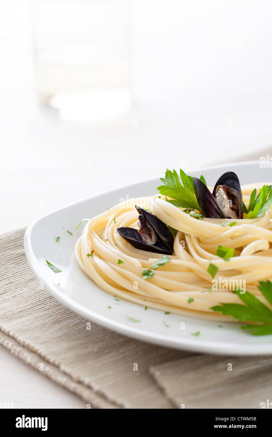 Linguine con cozze, un tradizionale piatto italiano Foto Stock