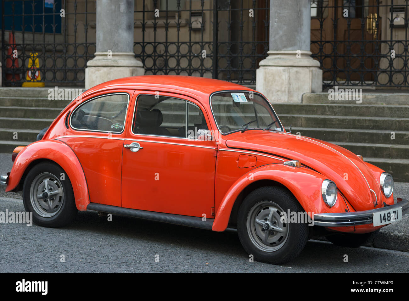Orange Volkswagen Beatle nella città di Sligo, Irlanda. Foto Stock