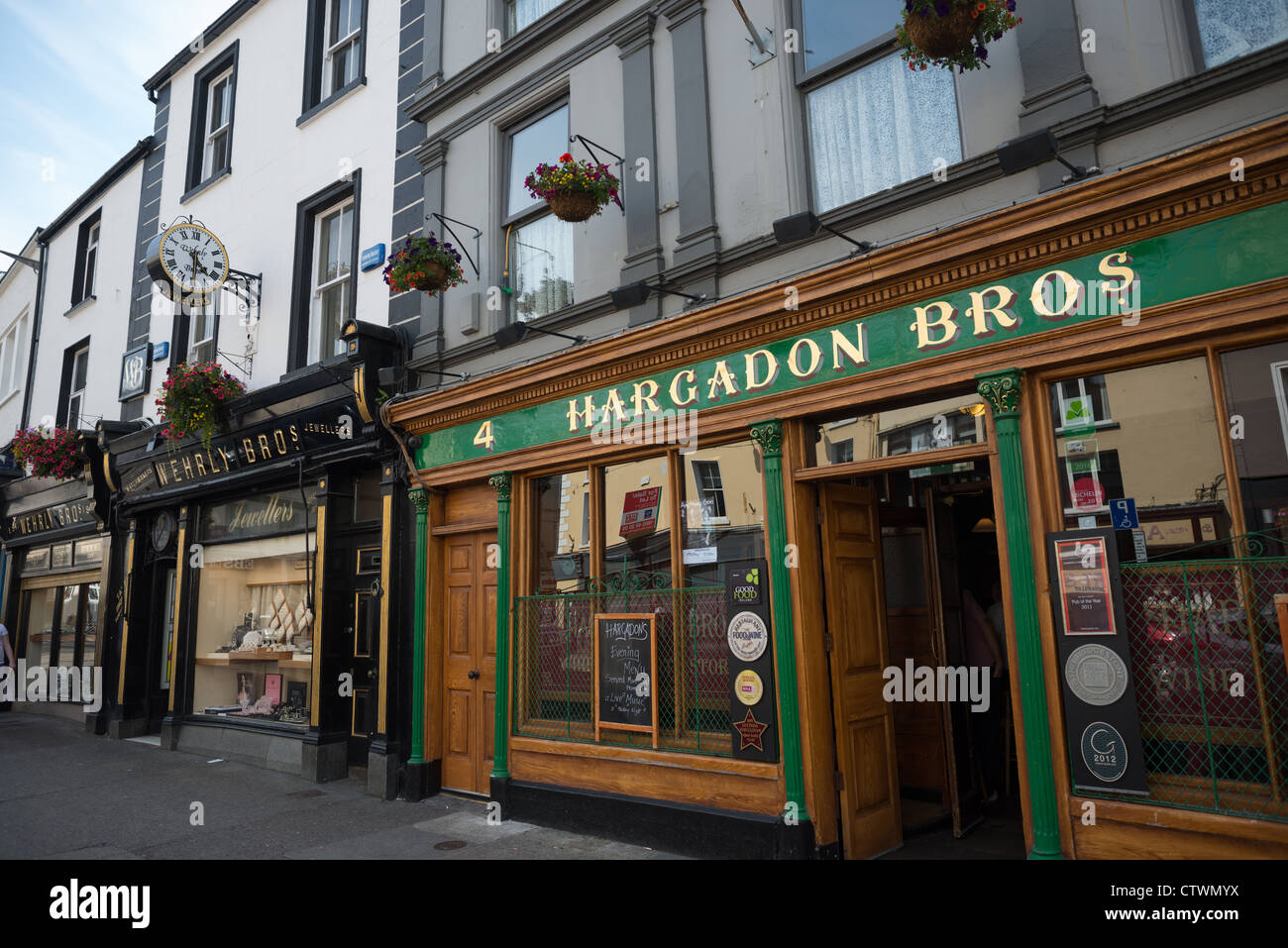 Pub e carattere shop fronti su O'Connell Street, città di Sligo, contea di Sligo, Repubblica d'Irlanda. Foto Stock