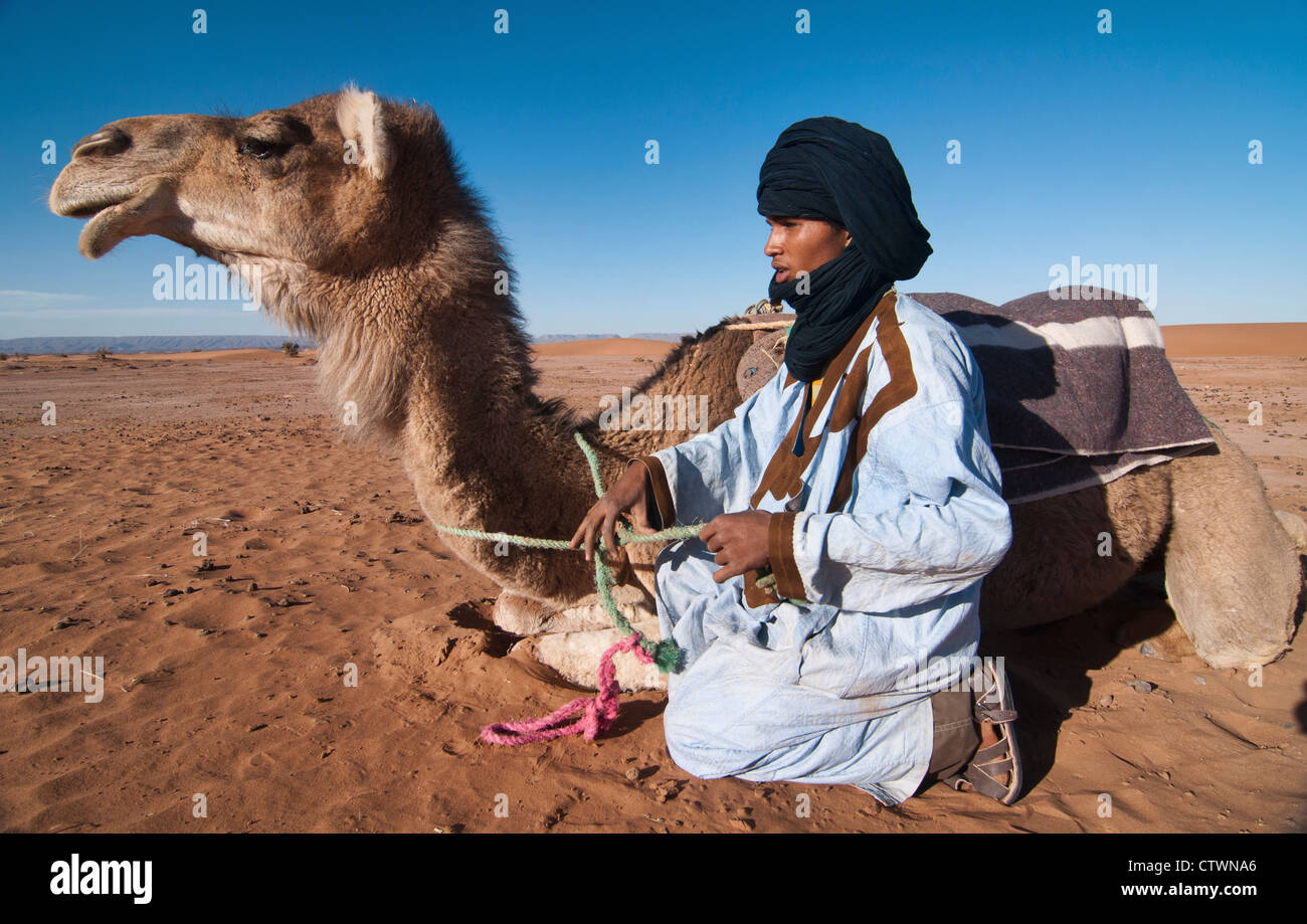 Un riff e il suo cammello nel deserto del Sahara presso Erg Chigaga, Marocco Foto Stock