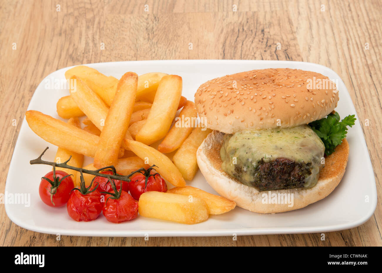Hamburger e patatine fritte per cena - studio shot Foto Stock