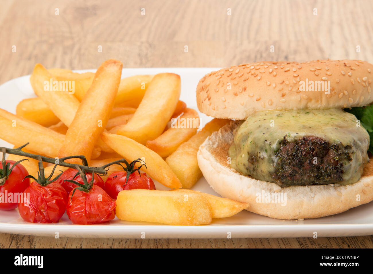 Hamburger e patatine fritte per cena - studio shot con una profondità di campo ridotta. Foto Stock