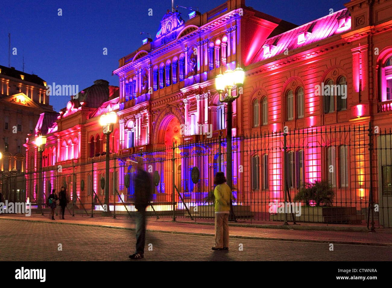 "Casa Rosa" (Governo Nazionale Palazzo presidenziale) al crepuscolo, con nuovo font in entrata. Plaza de Mayo, Buenos Aires. Foto Stock