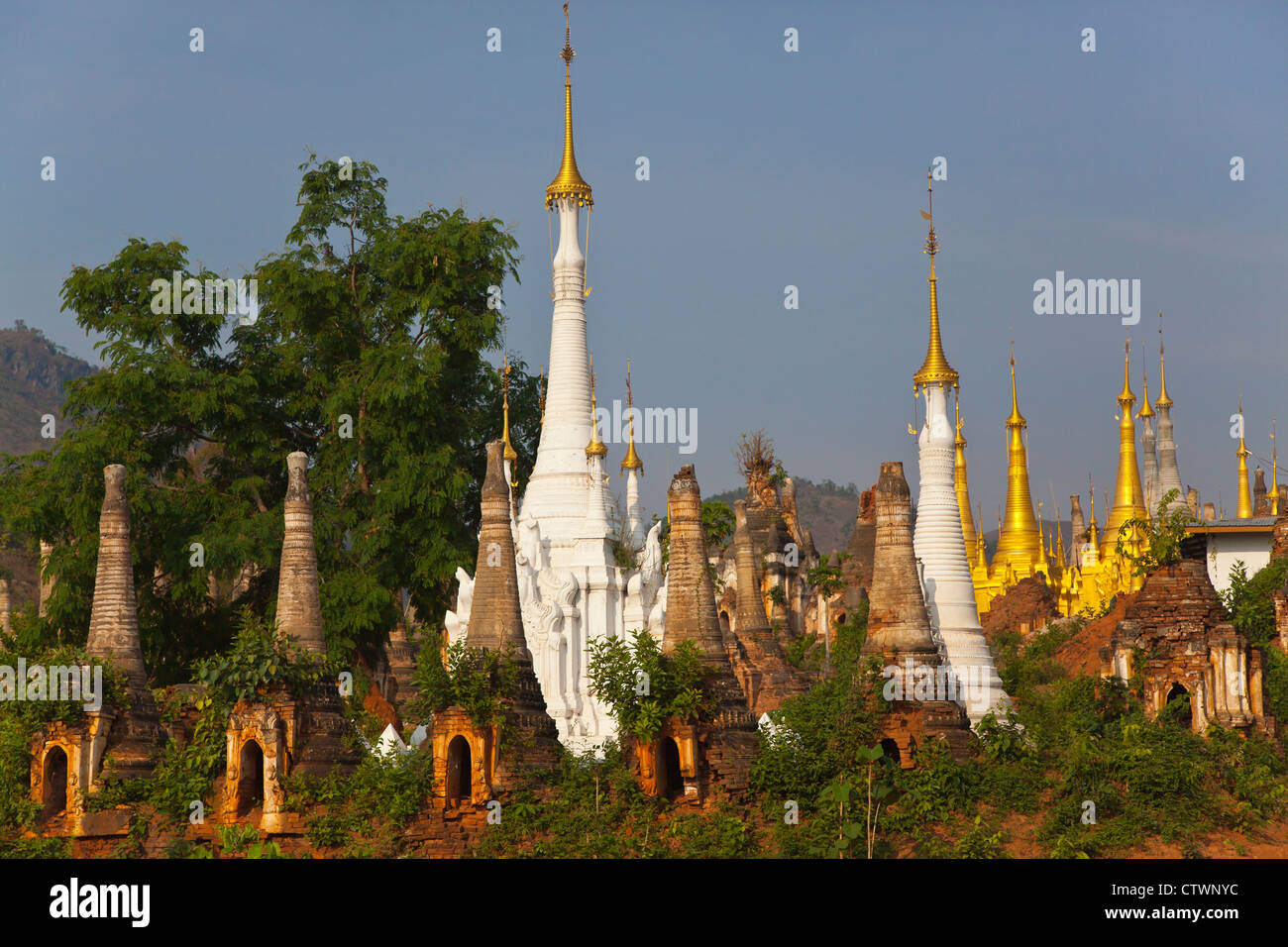 NYAUNG OHAK e SHWE INN THEIN sono situati a INDEIN e sono luoghi di culto Buddhista - Lago Inle, MYANMAR Foto Stock