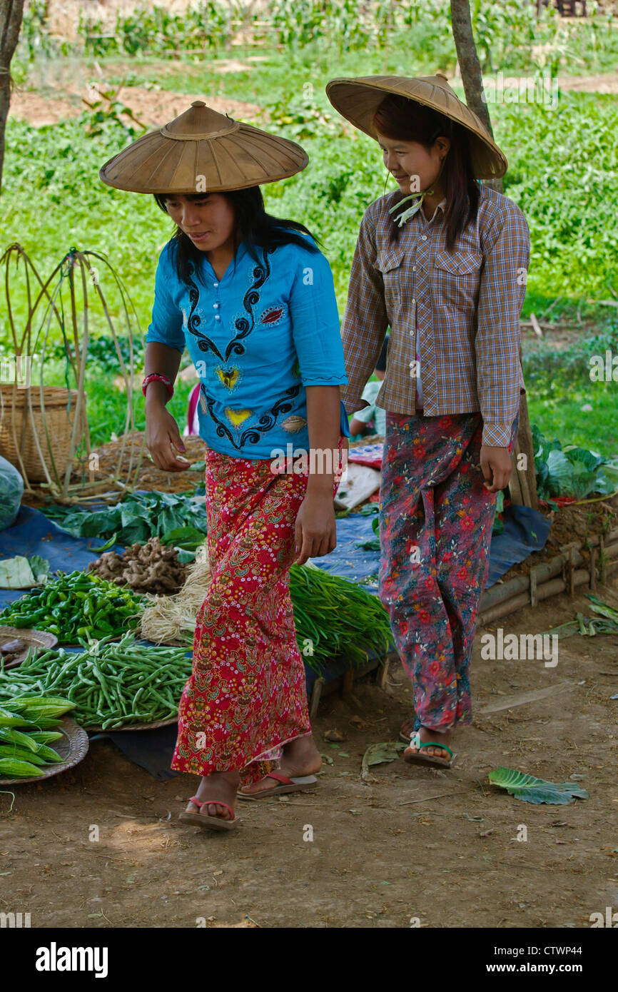 Giovane donna birmana frequentare il mercato YWAMA sul modo di INDEIN - Lago Inle, MYANMAR Foto Stock