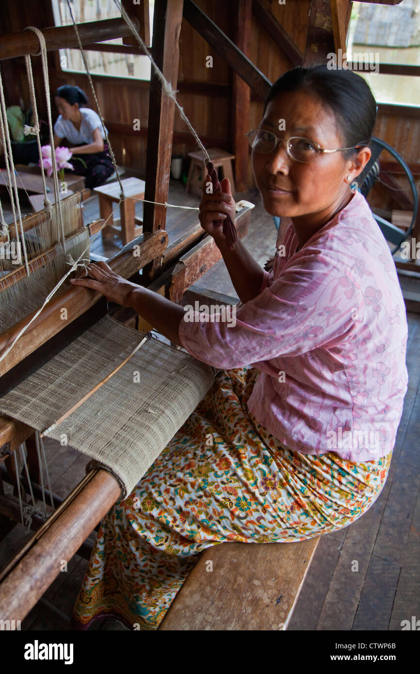 La tessitura di Lotus tessuti di seta dagli steli del lotus pianta è una industria locale del Lago Inle - Myanmar Foto Stock