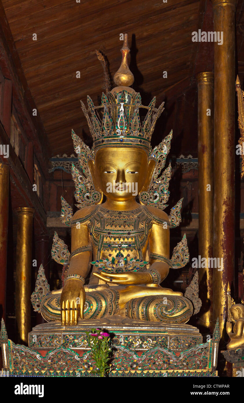 Dorare la statua di Buddha a NGA HPE CHAUNG noto come Jumping Cat monastero - Lago Inle, MYANMAR Foto Stock