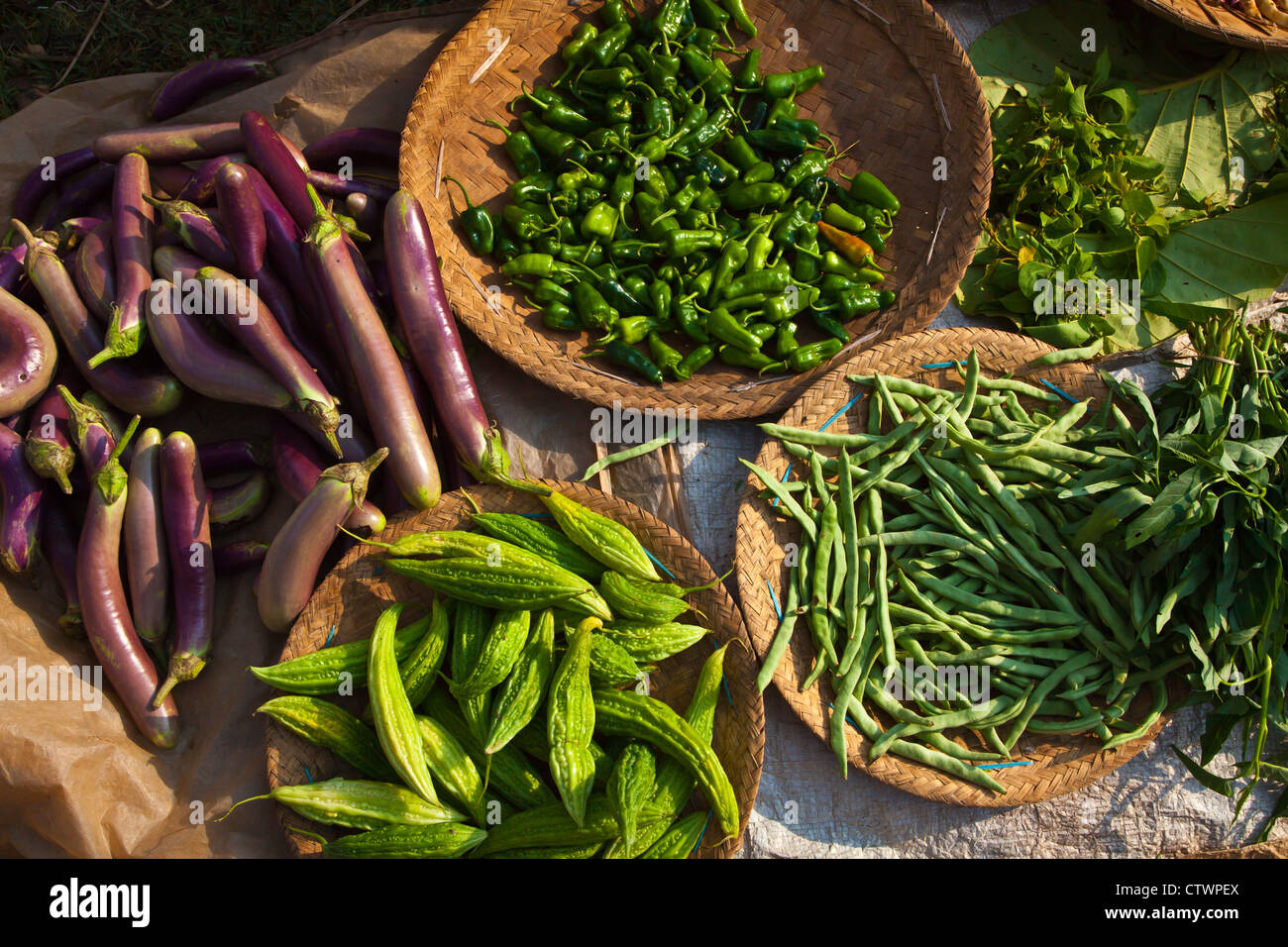 Melanzane, peperoni, i fagioli e i cetrioli in vendita presso il mercato settimanale a MAING THAUK - Lago Inle, MYANMAR Foto Stock