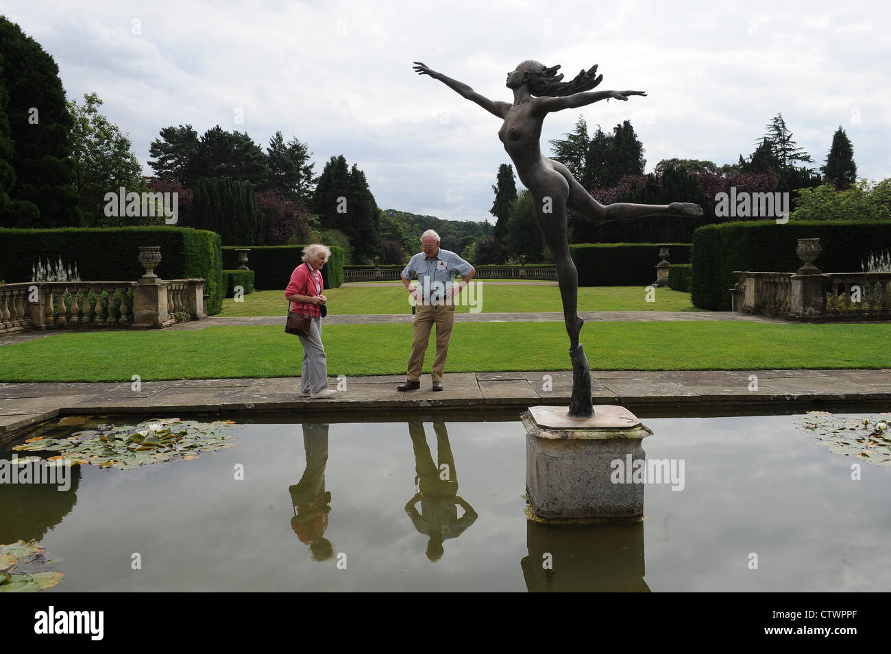 Nonni visita Newby hall nel North Yorkshire con il nipote Foto Stock