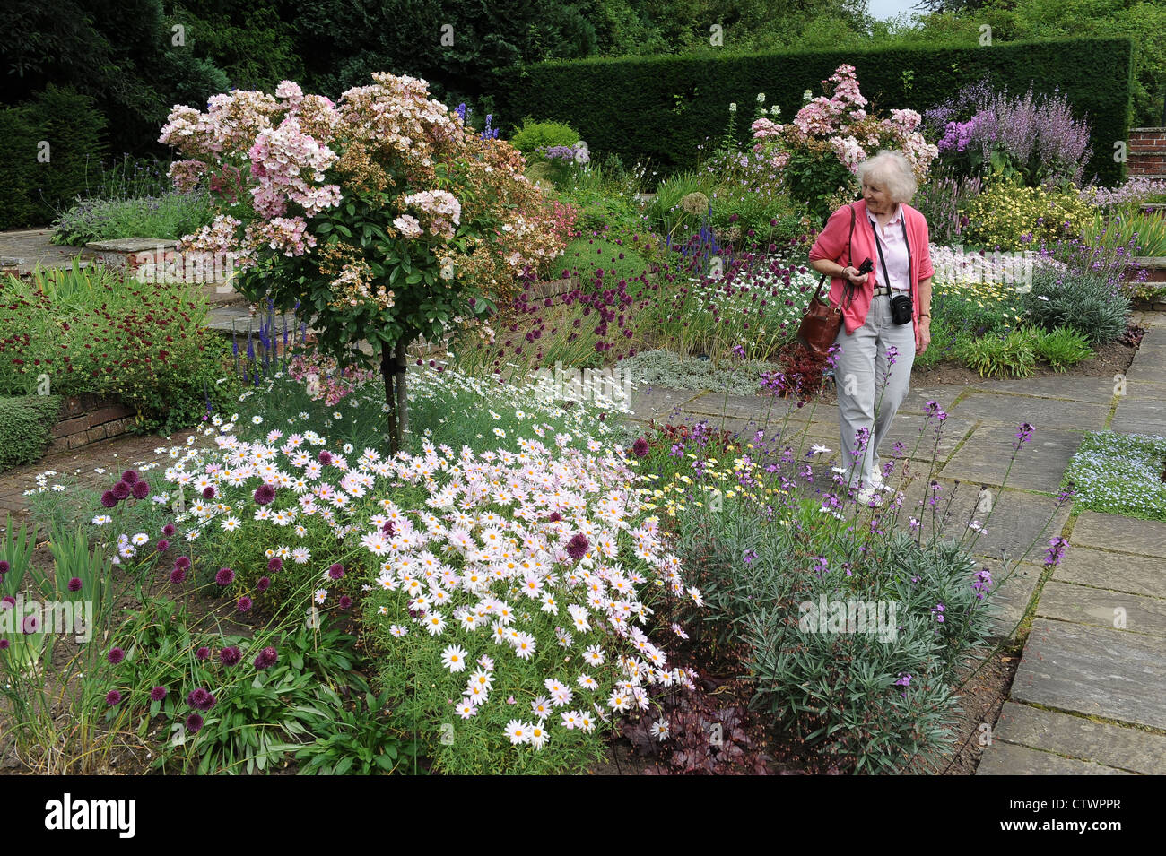 Nonni visita Newby hall nel North Yorkshire con il nipote Foto Stock