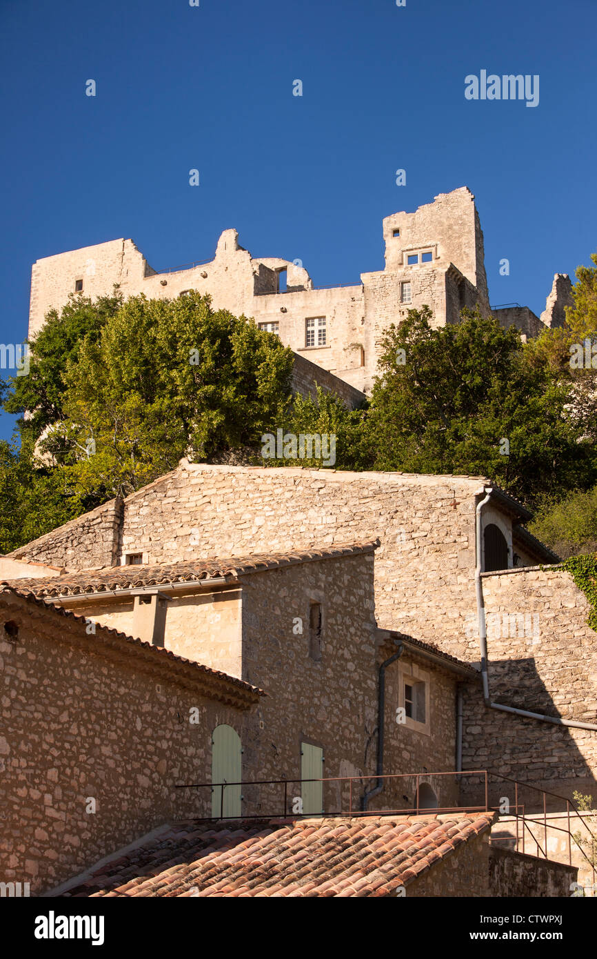 Rovine del castello del Marchese de Sade sopra la città medievale di Lacoste,  Provenza Francia Foto stock - Alamy