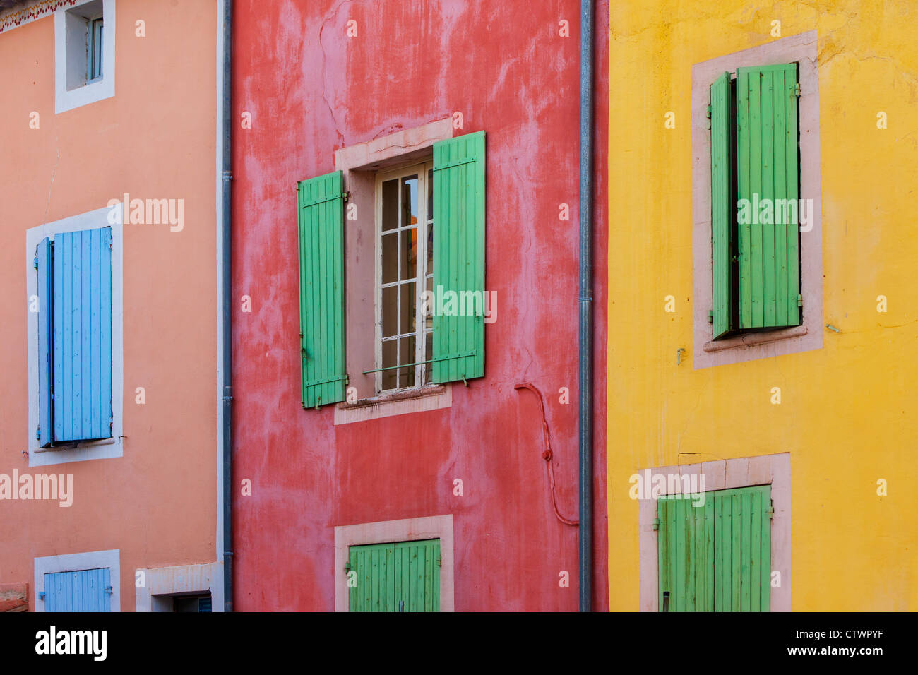 Parete colorata di windows in Roussillon Provence Francia Foto Stock