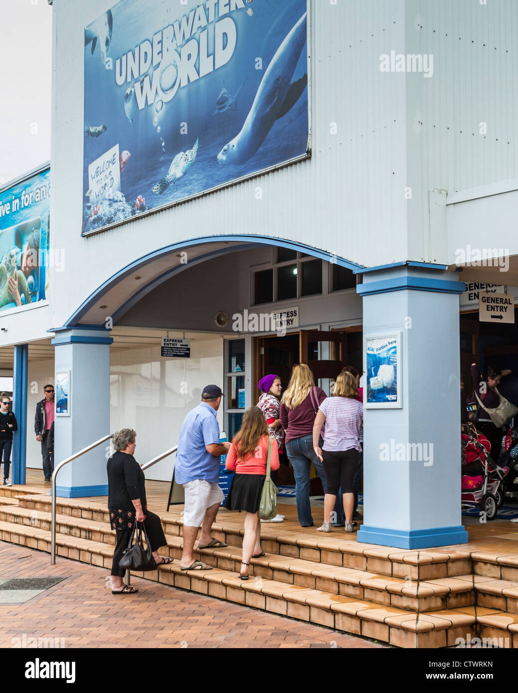 I clienti in fila per entrare in Mooloolaba Mondo Sottomarino Foto Stock