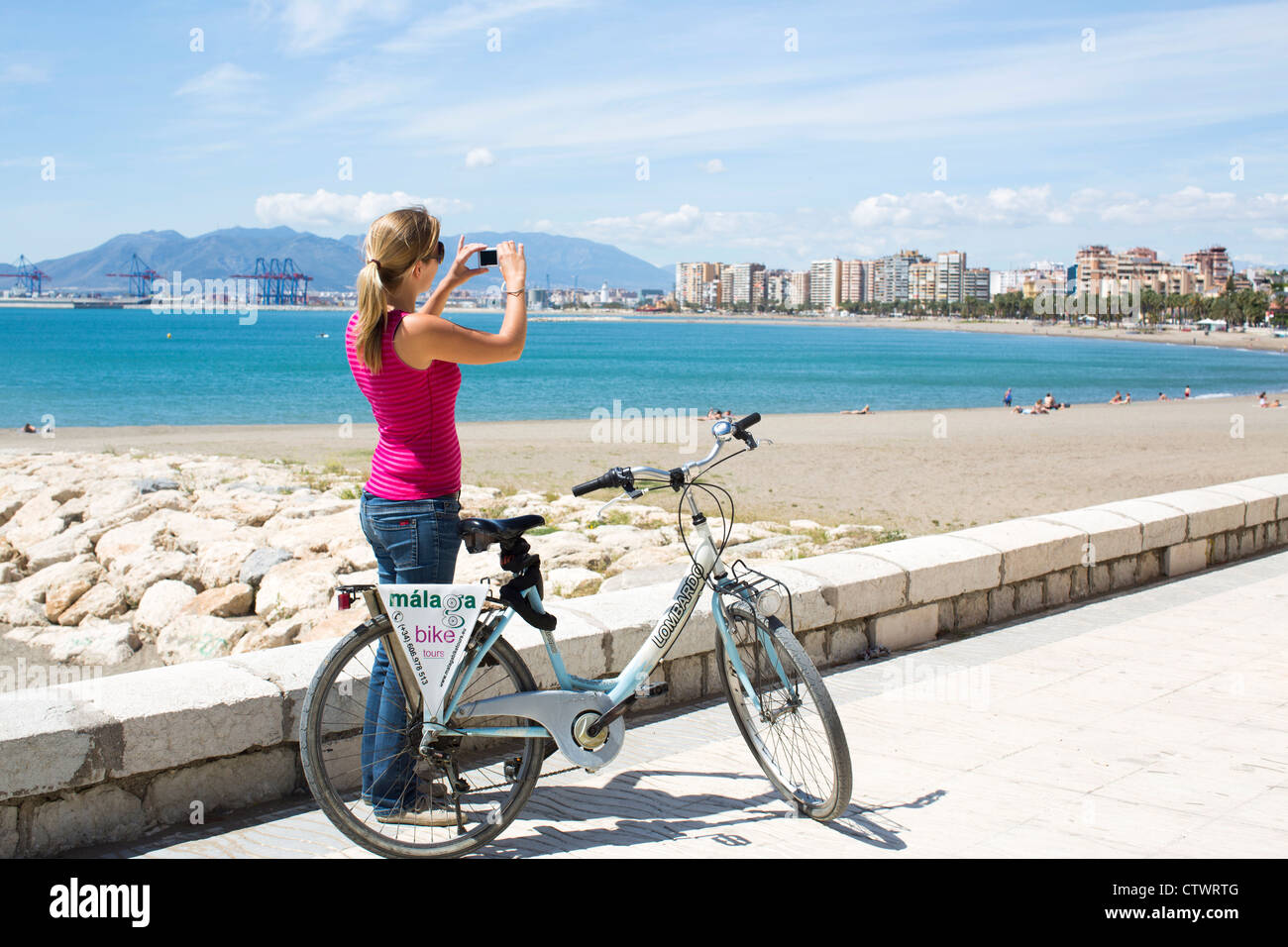 Escursioni in bicicletta lungo la passeggiata a mare Malaga Spagna Foto Stock