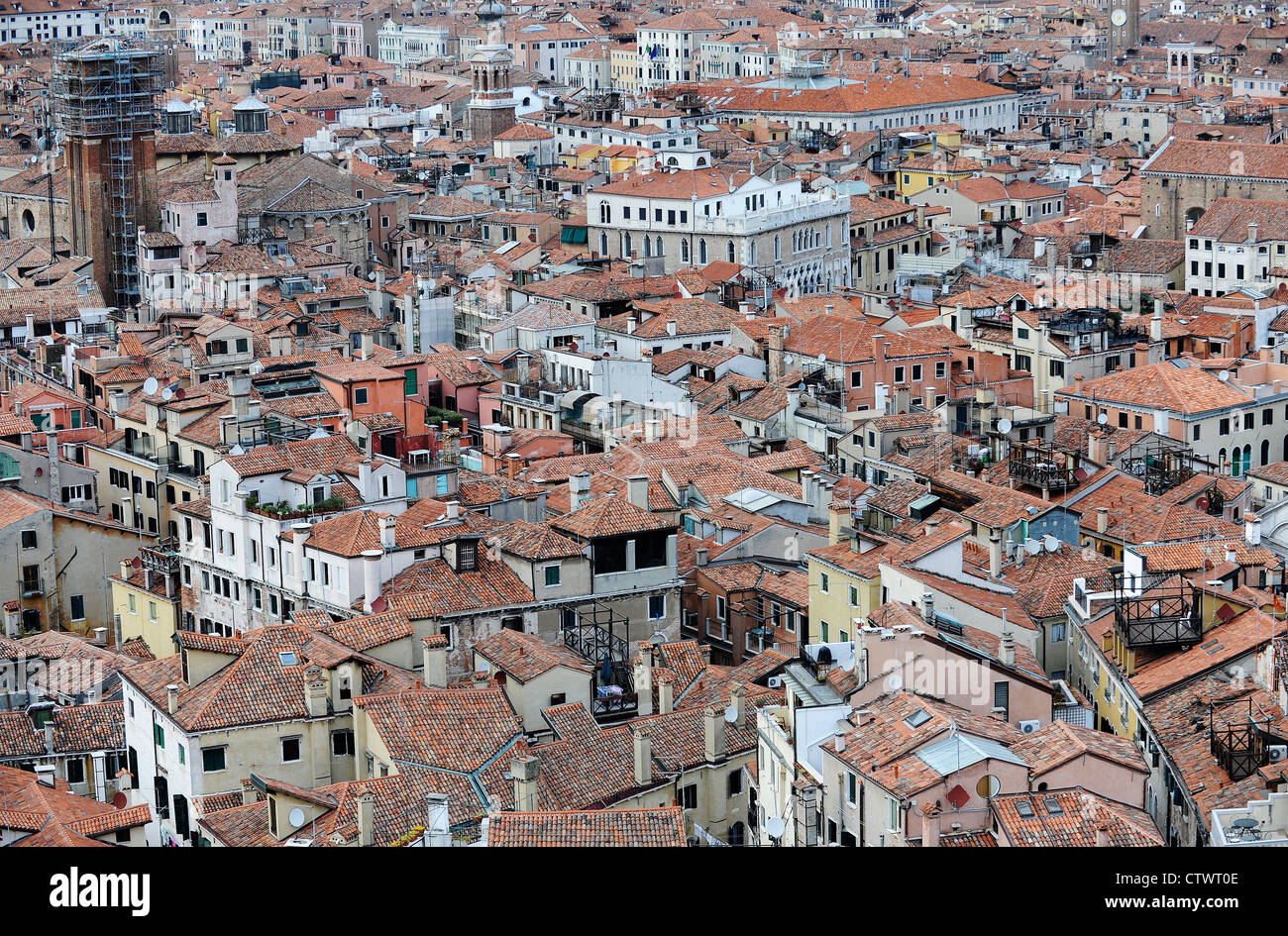 Argilla ghiaia tetto tops in Italia, Venezia, Europa, dal campanile di una chiesa. Bologna, Roma, Firenze, centri città vecchio villaggio Foto Stock