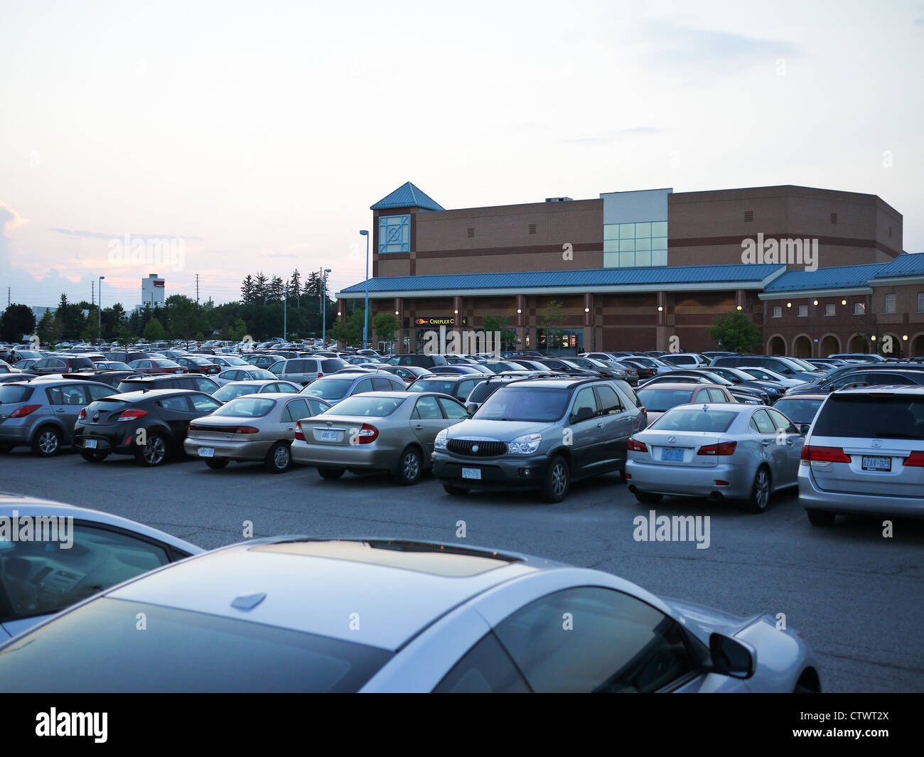 Parcheggio esterno pieno centro shopping mall Foto Stock