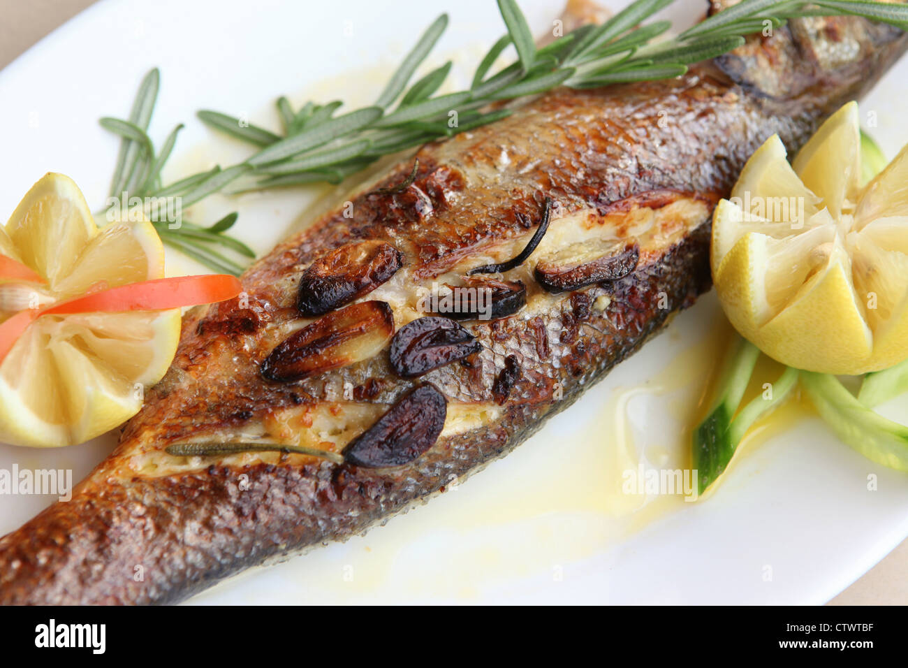 Un pasto a base di pesce alla griglia con limone Foto Stock
