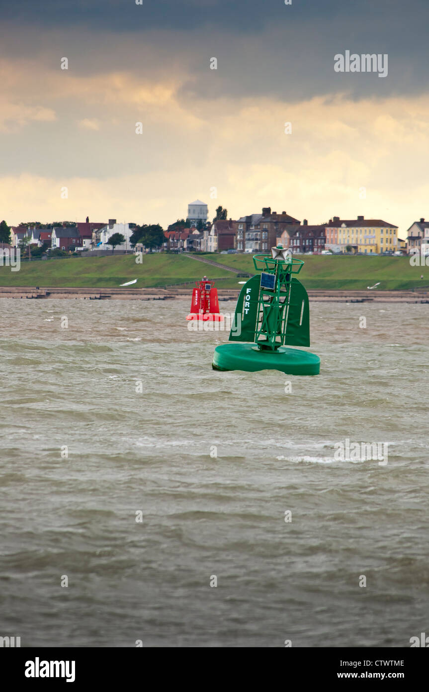 Il verde e il rosso navigare le boe di segnalazione in mare Foto Stock