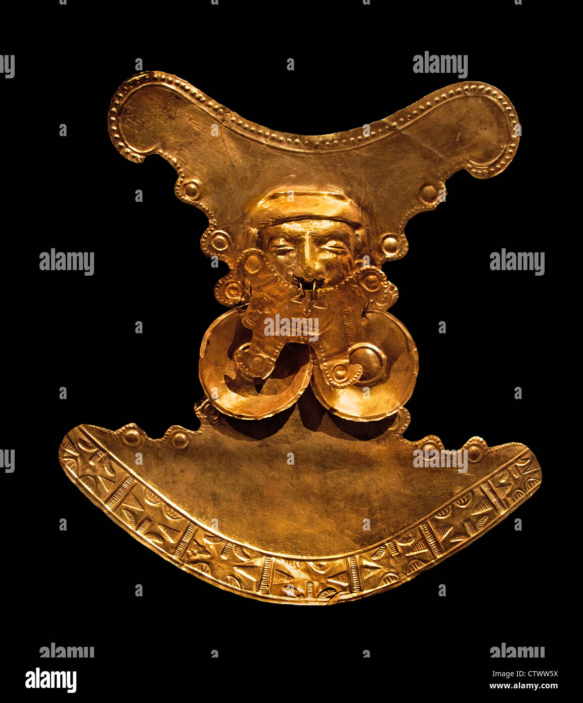 Pettorale con faccia st-VII secolo Colombia : Calima ( Yotoco ) Gold H. 12 3/8 x W. 11 5/8 x D. 1 3/8 in. (31,4 x 29,5 colombiano Foto Stock