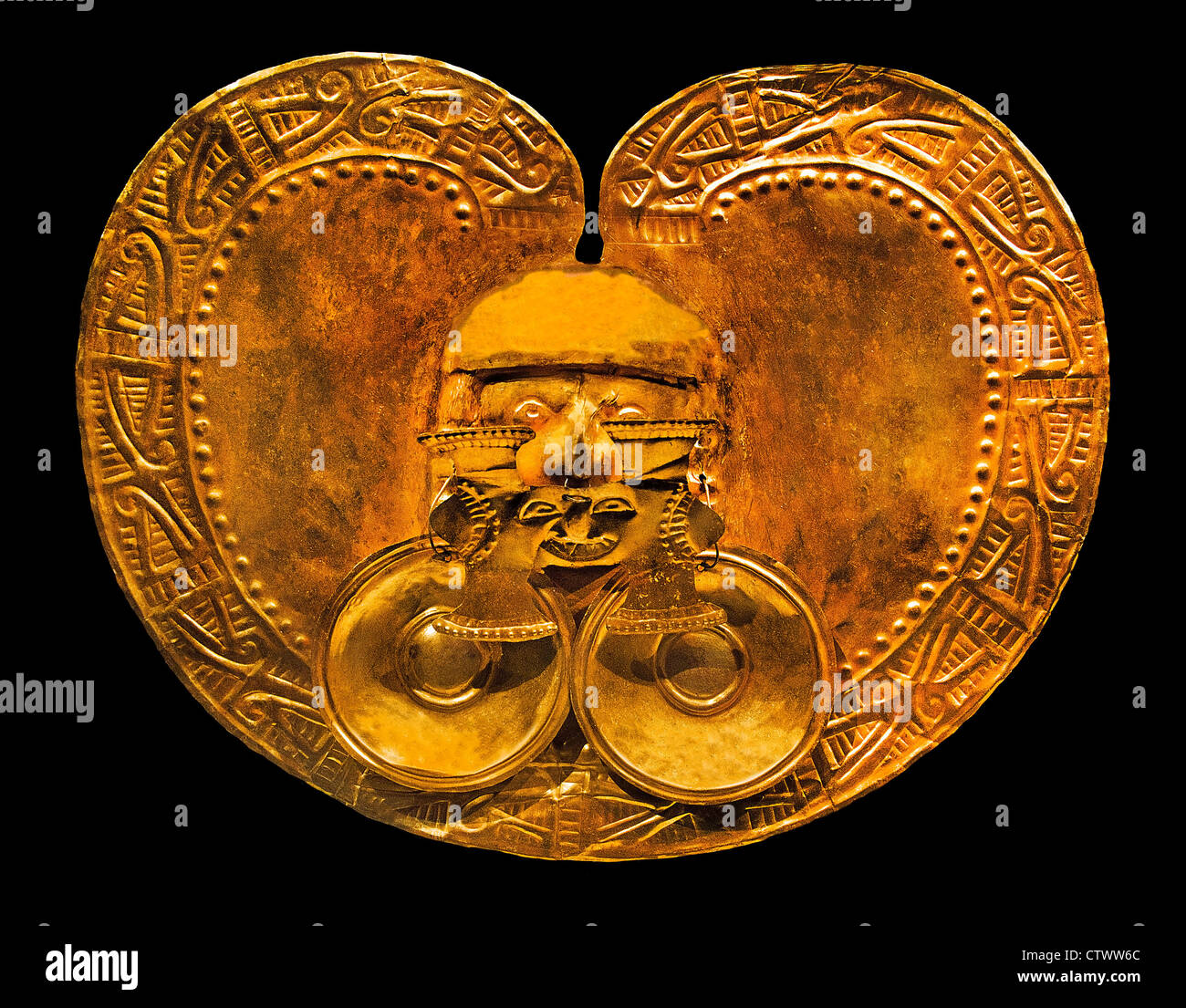 Pettorale con faccia 1-7 secolo Colombia Cultura Calima - Oro Yotoco H. 8 3/4 x W. 11 x D. 1 3/8 in. (22.2 x 27.9 x 3.5 cm) Foto Stock