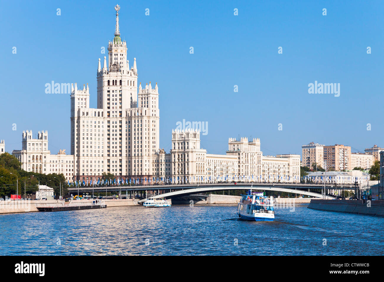 Paesaggio urbano di Mosca con Stalin è un alto edificio su kotelnicheskaya embankment Foto Stock