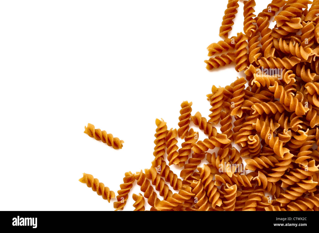 Sfondo - pasta integrale, isolata su uno sfondo bianco. Con spazio per il testo o l'immagine. Foto Stock