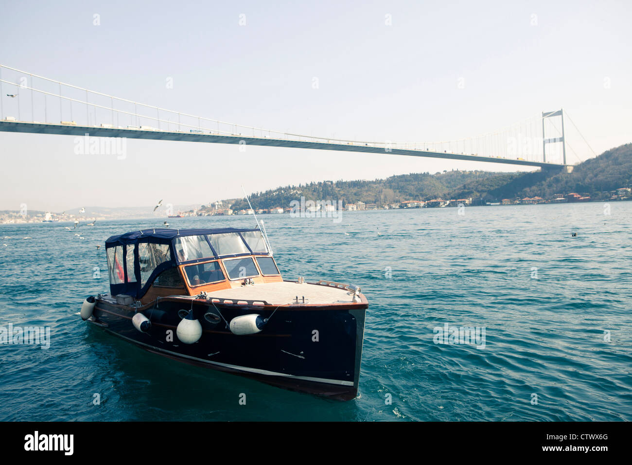 Barca sul Ponte sul Bosforo Istanbul Turchia Foto Stock
