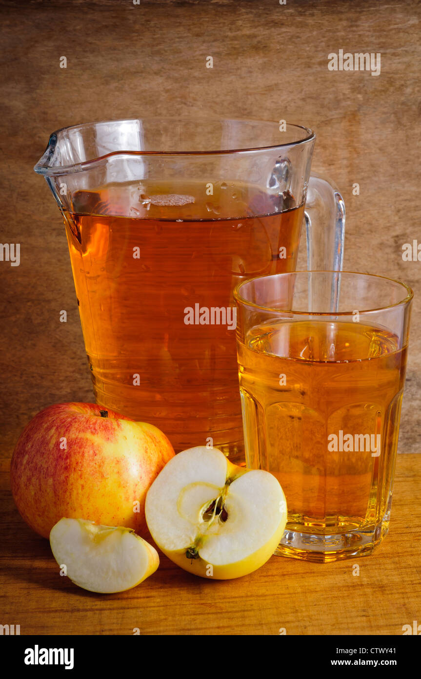 Ancora in vita con succo di mela biologico su uno sfondo di legno Foto Stock