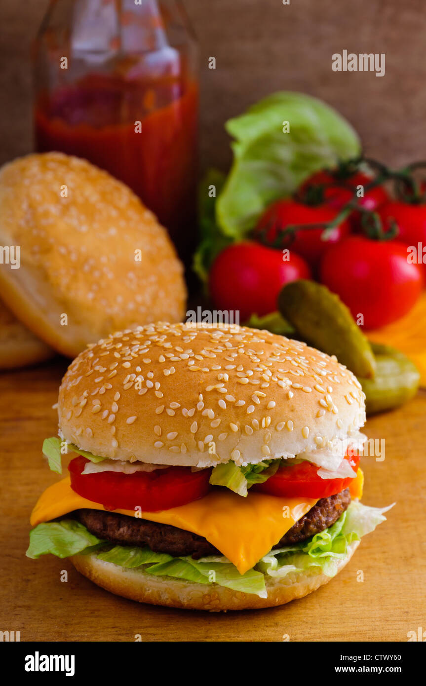 Delizioso fast food hamburger o cheeseburger con ingredienti Foto Stock