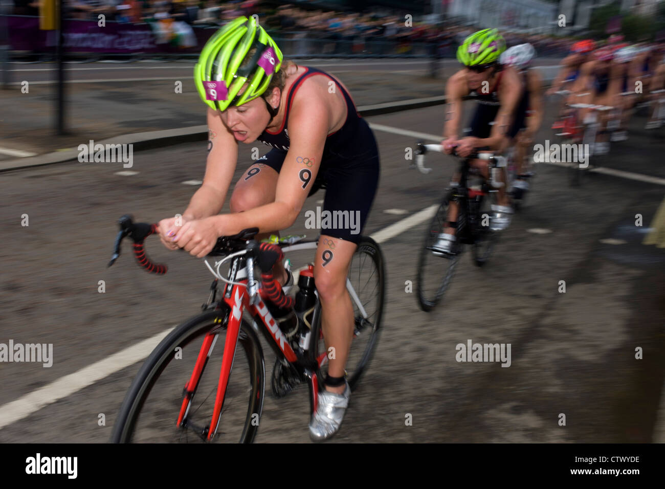 Il team di GB Vicky Holland presso la parte anteriore di un gruppo in fase di ciclismo della womens' Triathlon svoltasi a Hyde Park durante le Olimpiadi di Londra 2012. La gara è stata alla fine ha vinto in un photo finish dallo svizzero Nicola Spirig, Lisa Norden (argento) e dell'Australia Erin Densham (bronzo) Foto Stock