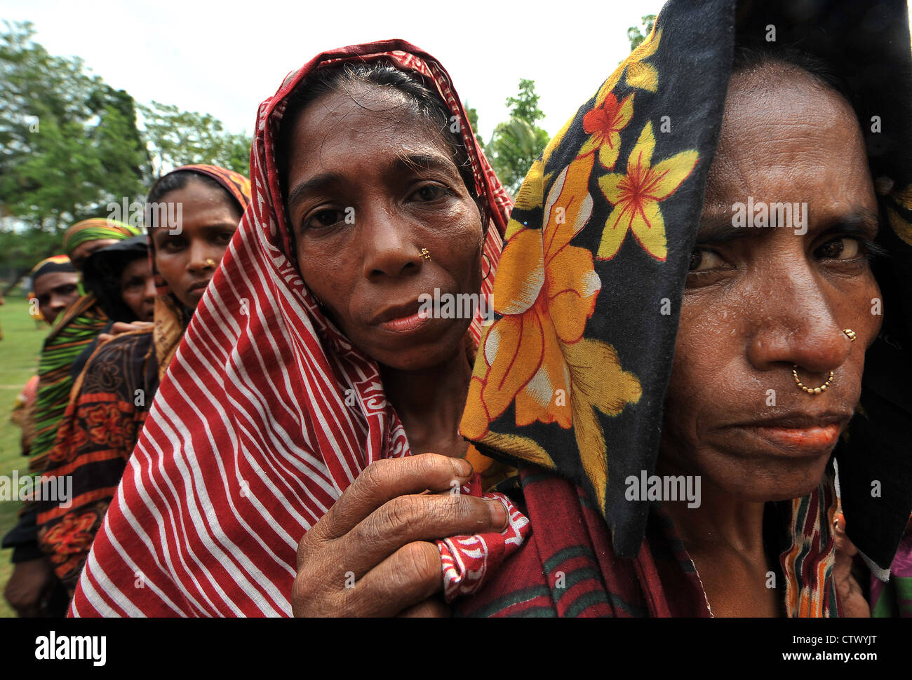 Le donne del Bangladesh in attesa degli aiuti Foto Stock
