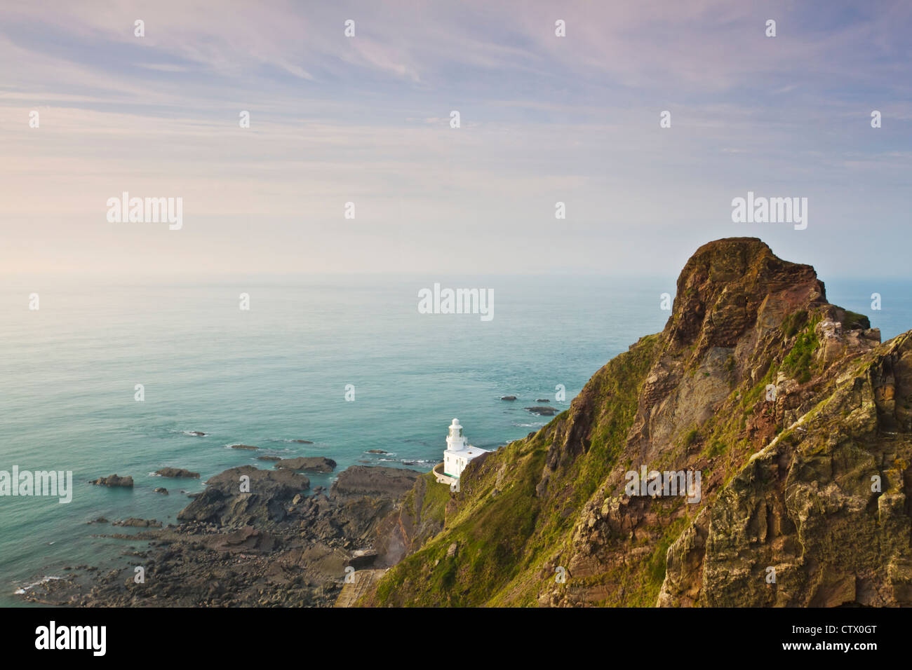 Hartland Point Lighthouse, costruito nel 1874 da Sir James Douglass, Devon, Inghilterra sudoccidentale Foto Stock