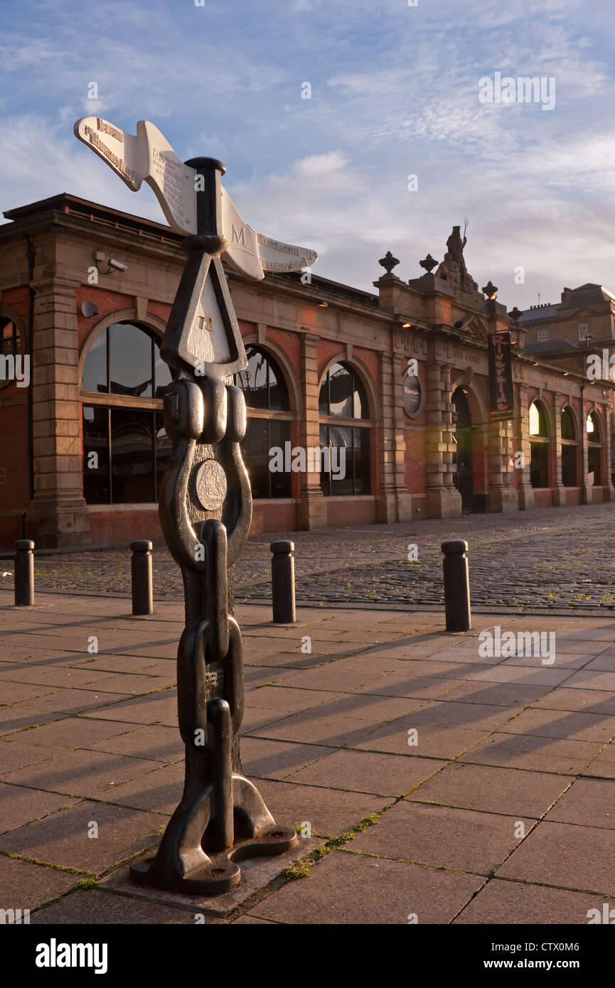 NEWCASTLE, Regno Unito - 02 AGOSTO 2012: Cartello sul Quayside a Newcastle dal vecchio mercato del pesce Foto Stock
