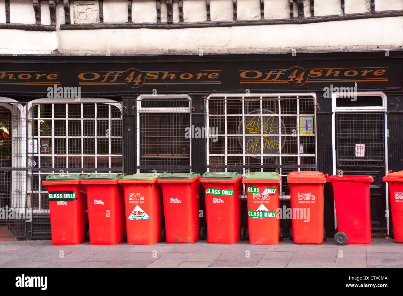 NEWCASTLE, Regno Unito - 02 AGOSTO 2012: Bright Red Bins al di fuori del Foreshore Pub nella zona Quayside di Newcastle Foto Stock