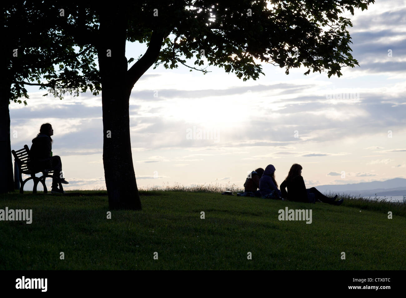 La gente al tramonto guardando a vista da Calton Hill Edinburgh Foto Stock