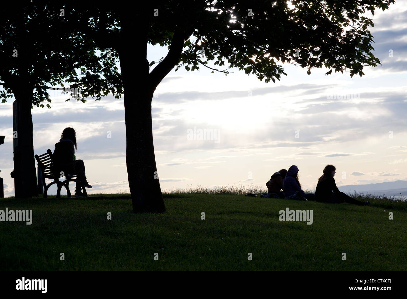 La gente al tramonto guardando a vista da Calton Hill Edinburgh Foto Stock