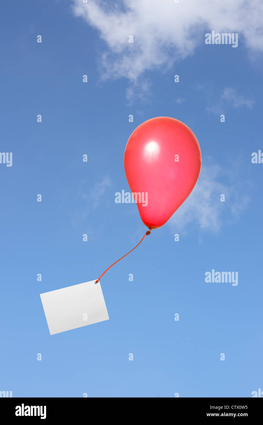 Il palloncino rosso con biglietto di auguri nel cielo Foto stock - Alamy