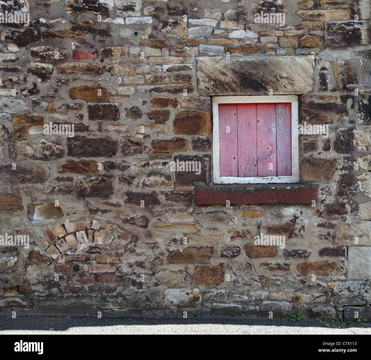 Un portello coalhouse o porta impostata entro una parete di pietra in Consett, North East England, Regno Unito Foto Stock