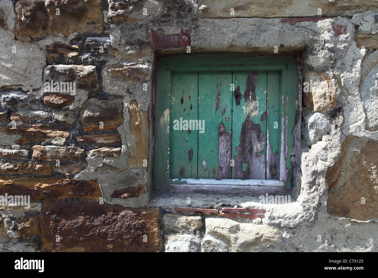 Un portello coalhouse o porta impostata entro una parete di pietra in Consett, North East England, Regno Unito Foto Stock