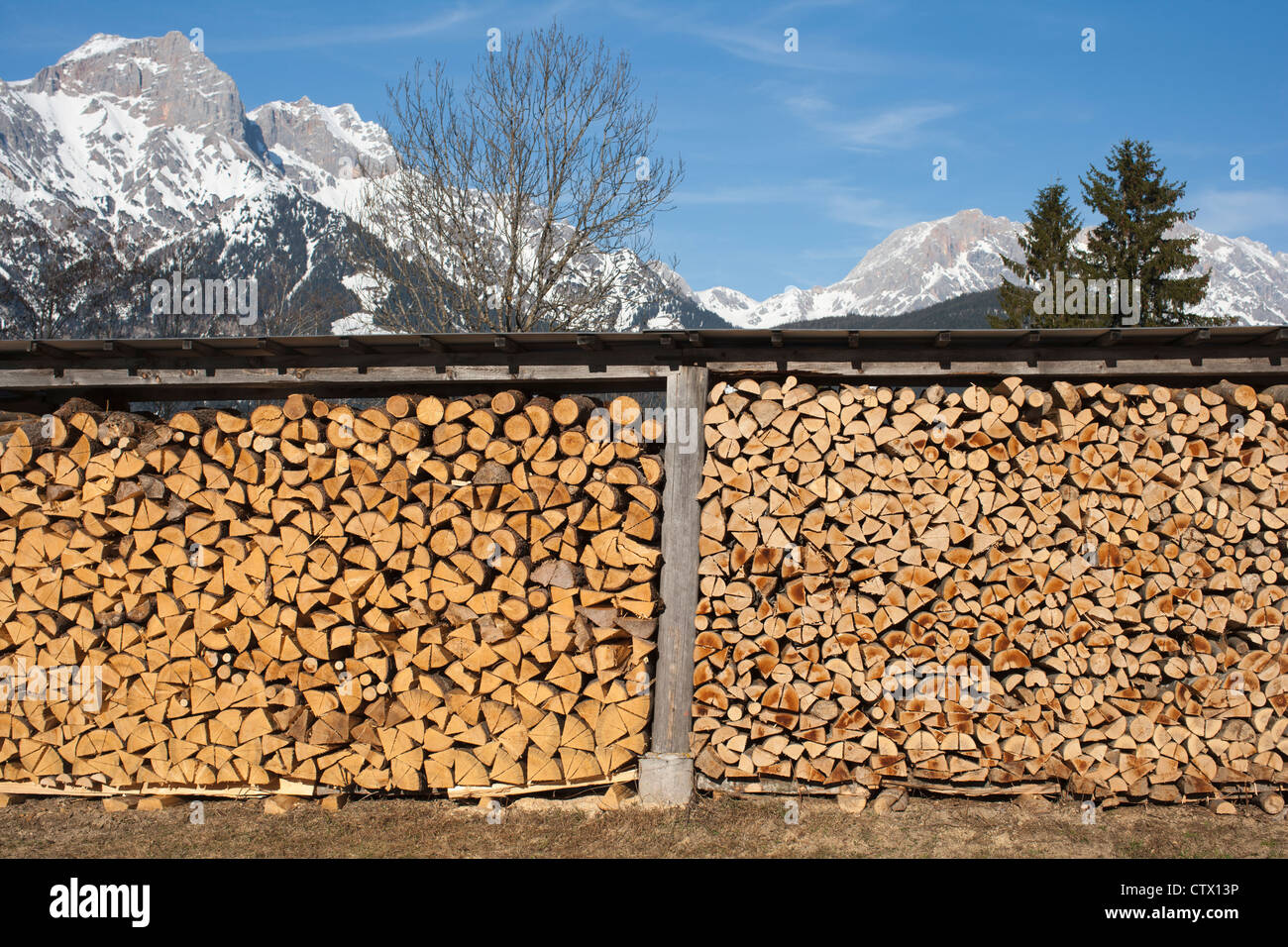 Legna da ardere sotto un tetto in montagna Foto Stock